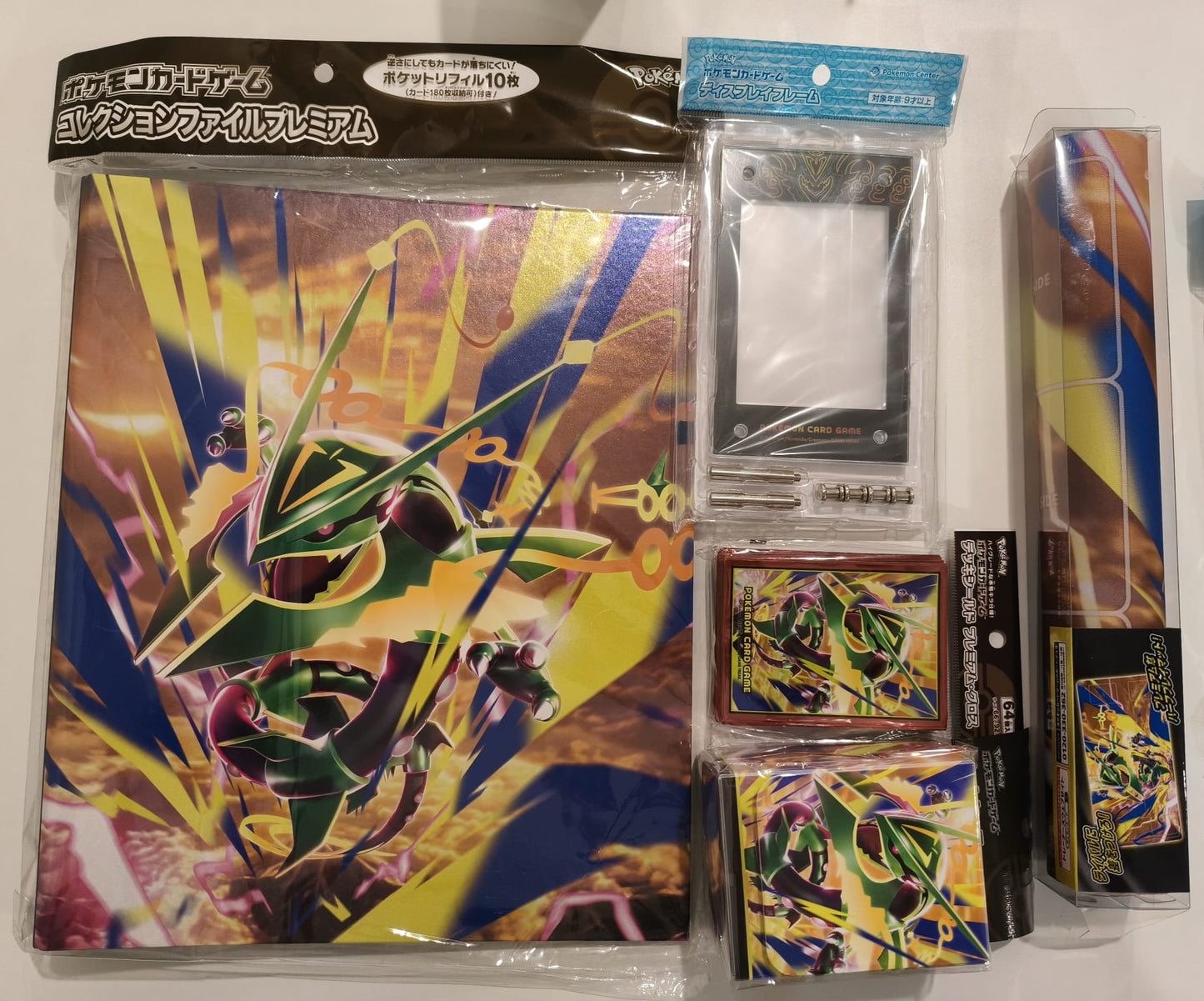 Pack mega Rayquaza (Fundas, tapete, deckbox y archivador)